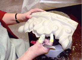 Handarbeit bei der Herstellung von Kacheln bei Gabriel Keramik in Schweden Handarbeit bei der Herstellung von Kacheln bei Gabriel Keramik in Schweden